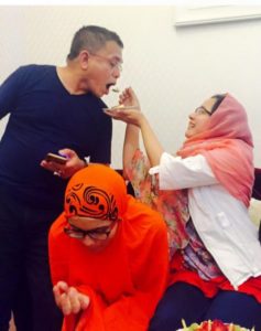 Dibisiki Irwandi di Pesawat, Ini Kata Kak Ti