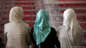 Perempuan Pimpin Salat Jumat