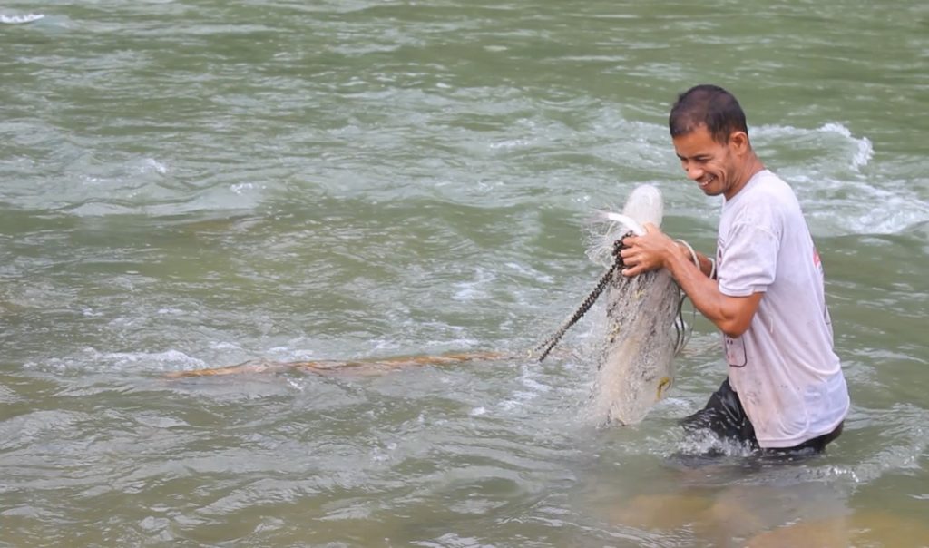 Burhan Menjala Iklan di Sungai